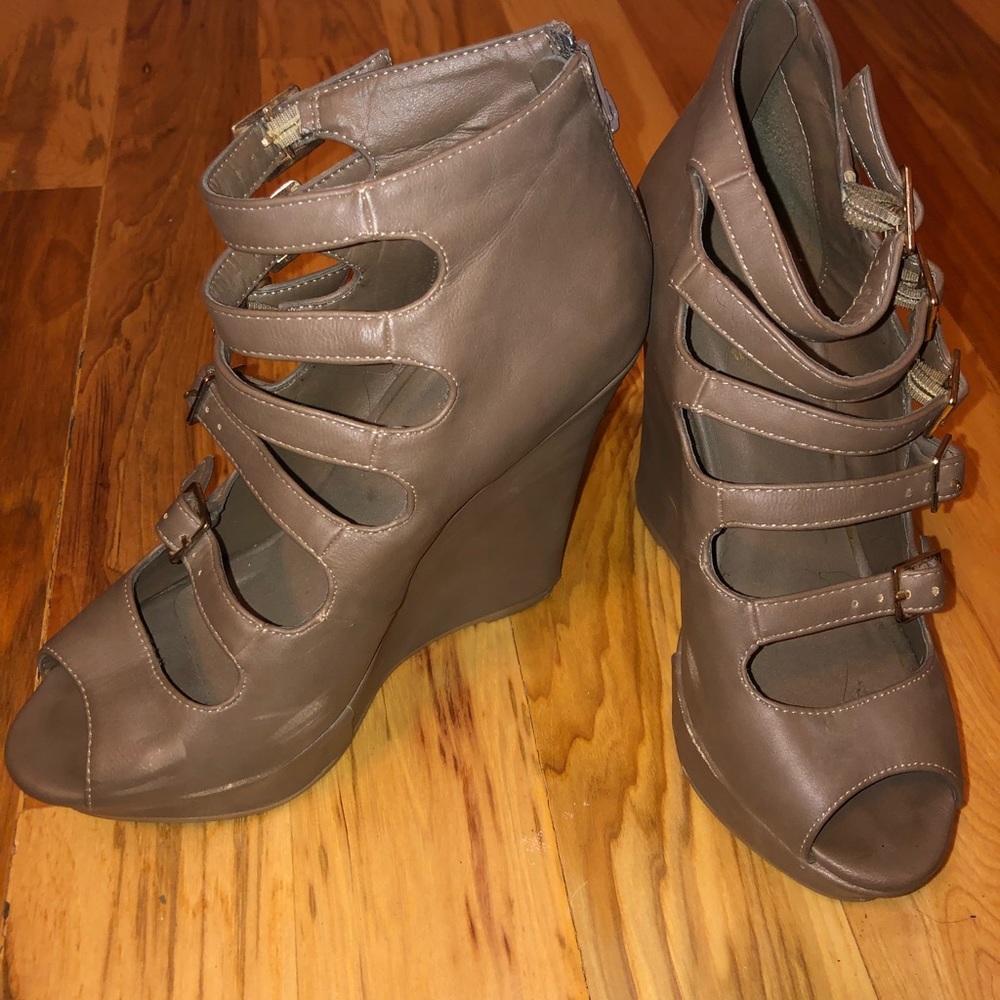 Nude wedges